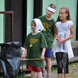 Během tábora každý sbíral kredity, a to různými způsoby, třeba i hraním pohádky,...